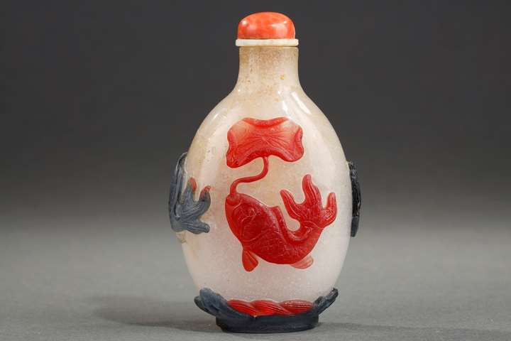 Snuff bottle red and blue glass overlay with a fish-decorated